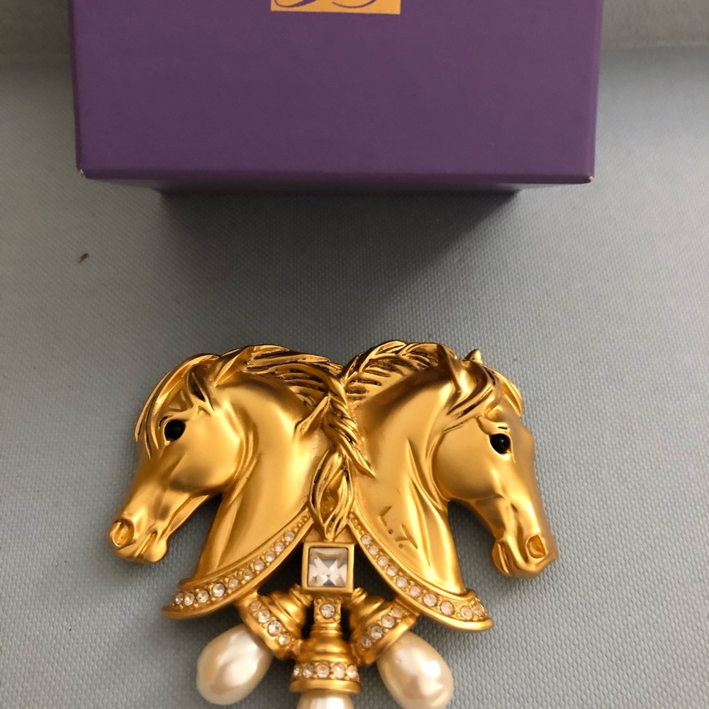 Brooch or decorative pin piece